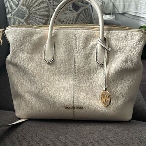 Michael Michael Kors lg handbag beautiful cream color leather with gold accents.